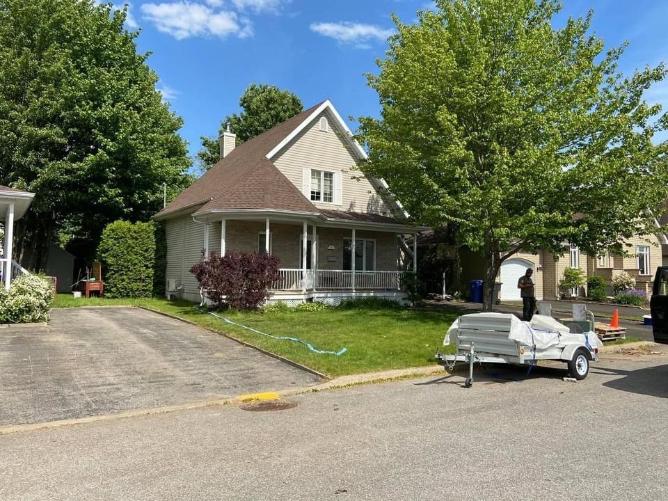 Une maison avec une caravane garée devant.