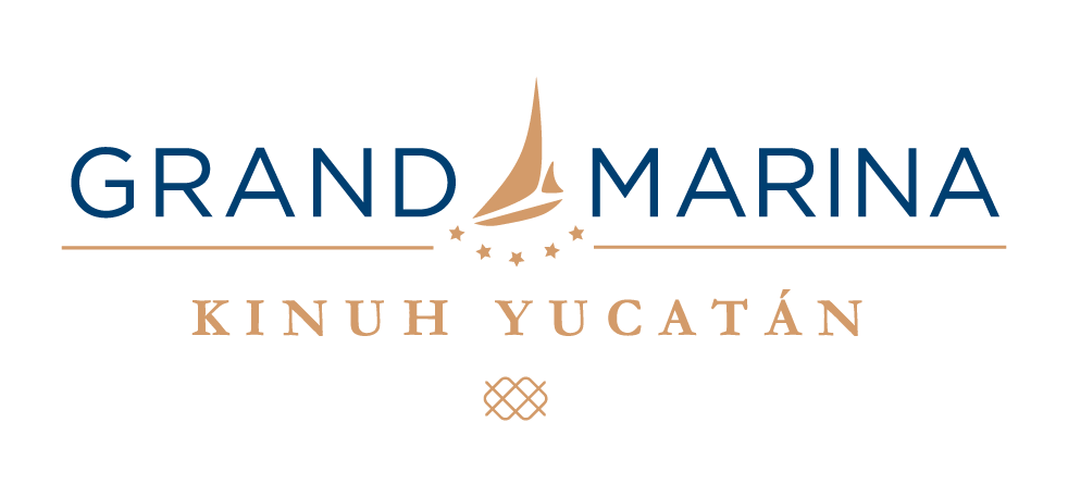 Un logotipo para Grand Marina Kinuh Yucatán con un velero en él.