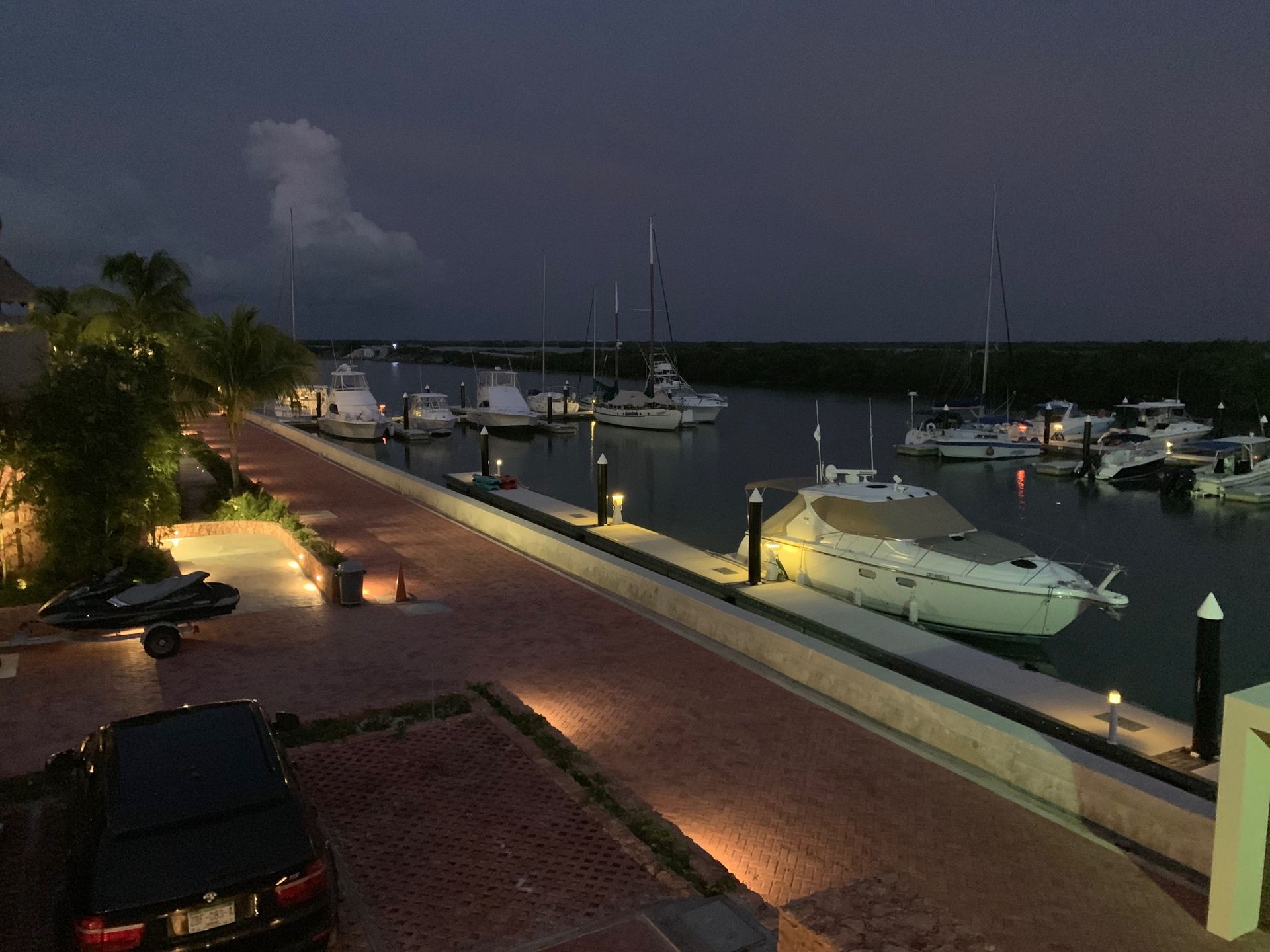 Un barco está atracado en un puerto deportivo por la noche.