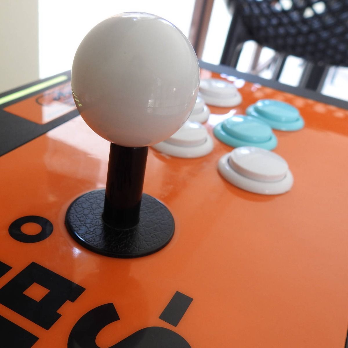 Un controlador de videojuego con una bola blanca encima.