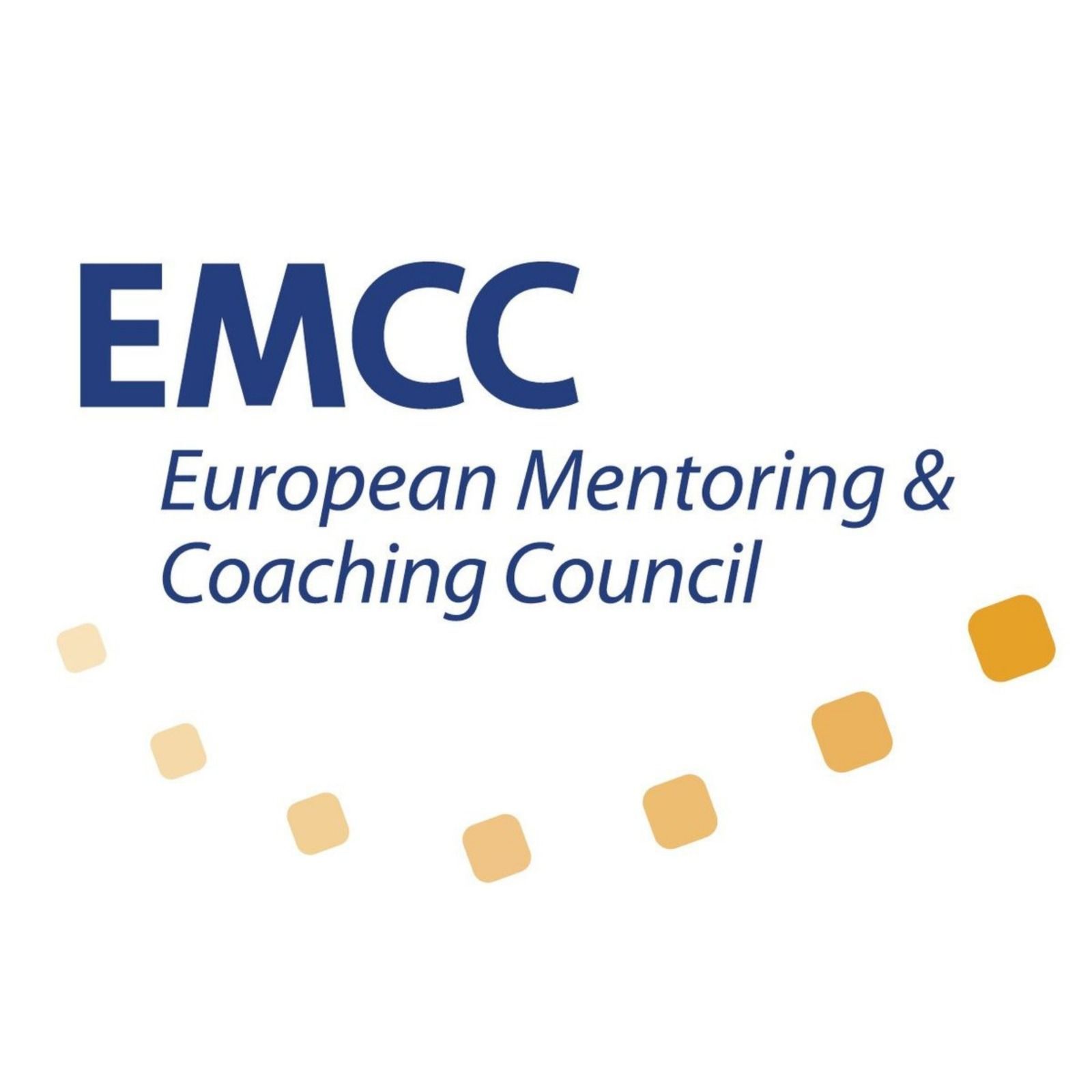 Logotipo de EMCC con texto azul “European Mentoring & Coaching Council” y una fila curva de cuadrados dorados.
