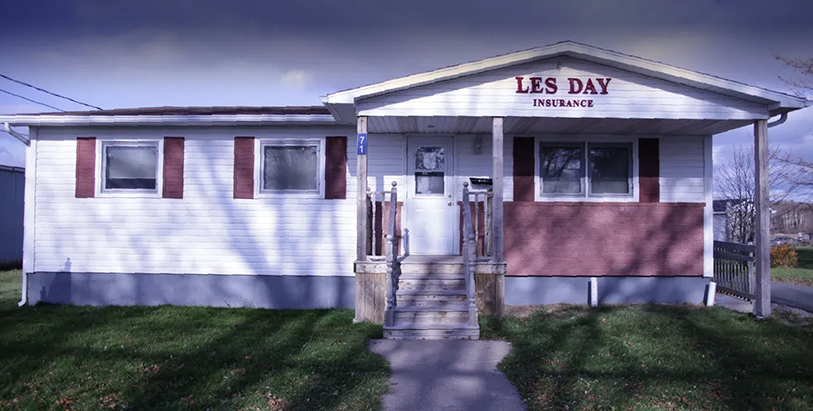 A mobile home with the name les day on it