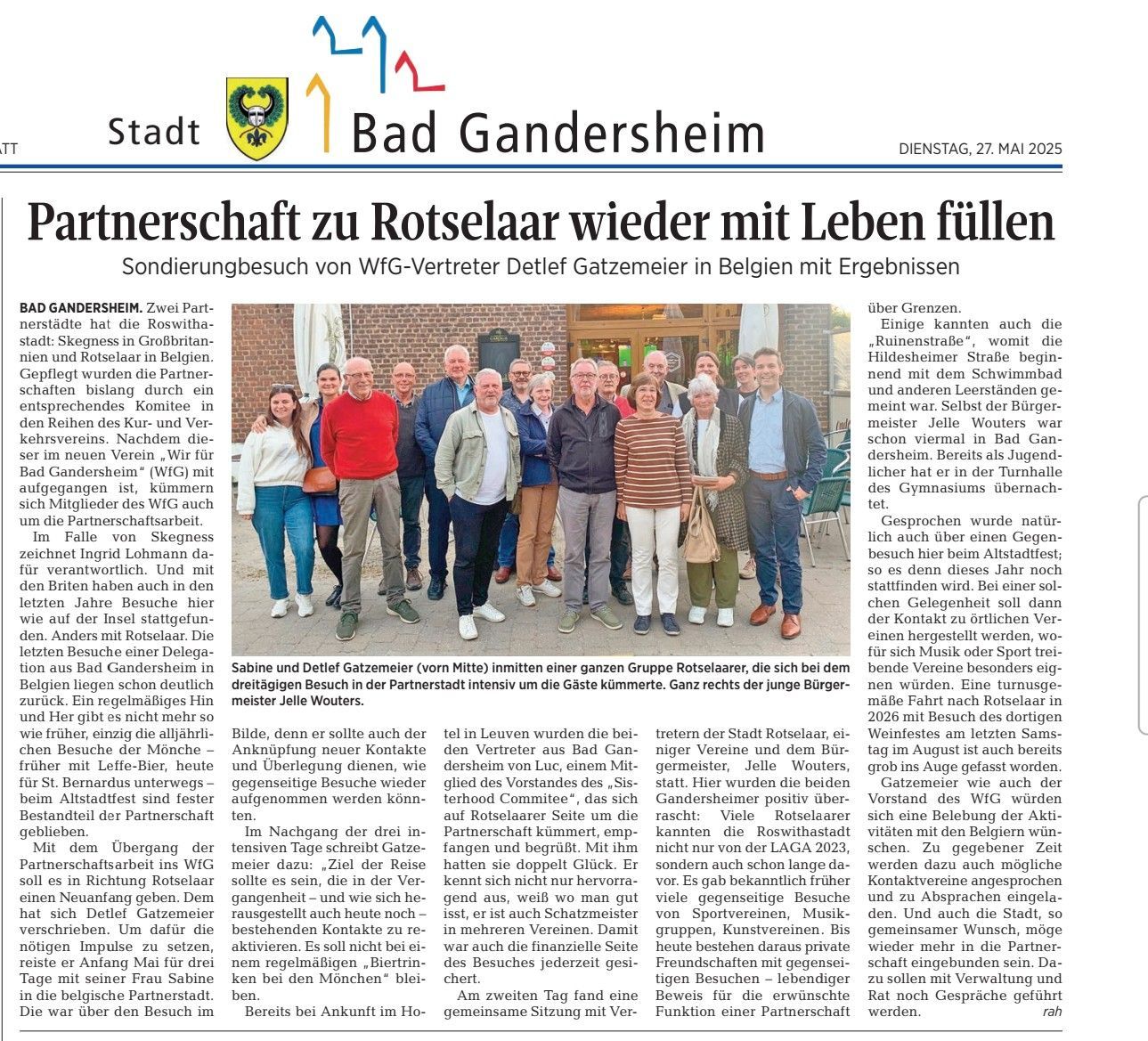 Menschengruppe im Freien, Artikel über die Partnerschaft zwischen Bad Gandersheim und Rotselaar.