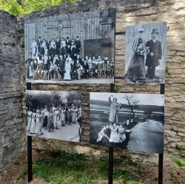 Vier gerahmte Vintage-Fotografien sind im Freien ausgestellt.