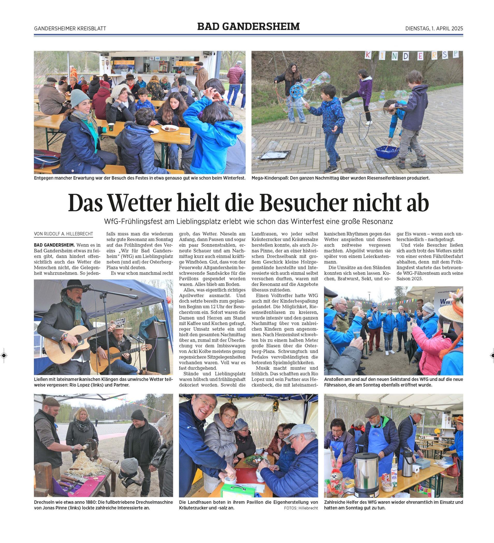 Trotz bewölkten Wetters versammeln sich Menschen im Freien zu einer Veranstaltung. Musiker treten auf; Tische sind aufgestellt.