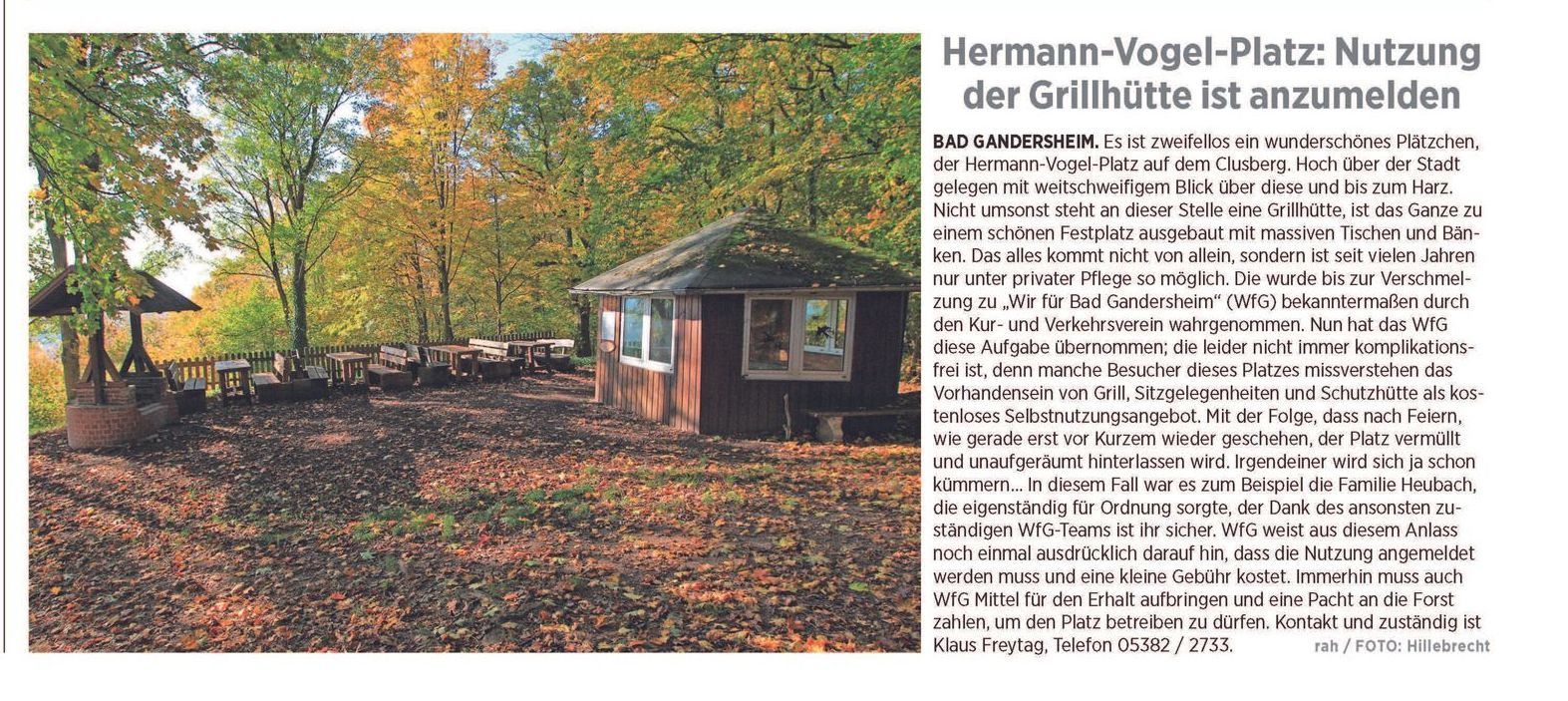 Eine kleine, runde Holzhütte mit Fenstern, umgeben von Bäumen.