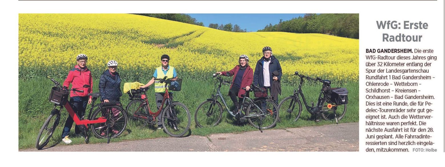 Gruppe von Menschen auf Fahrrädern vor einem gelben Feld.