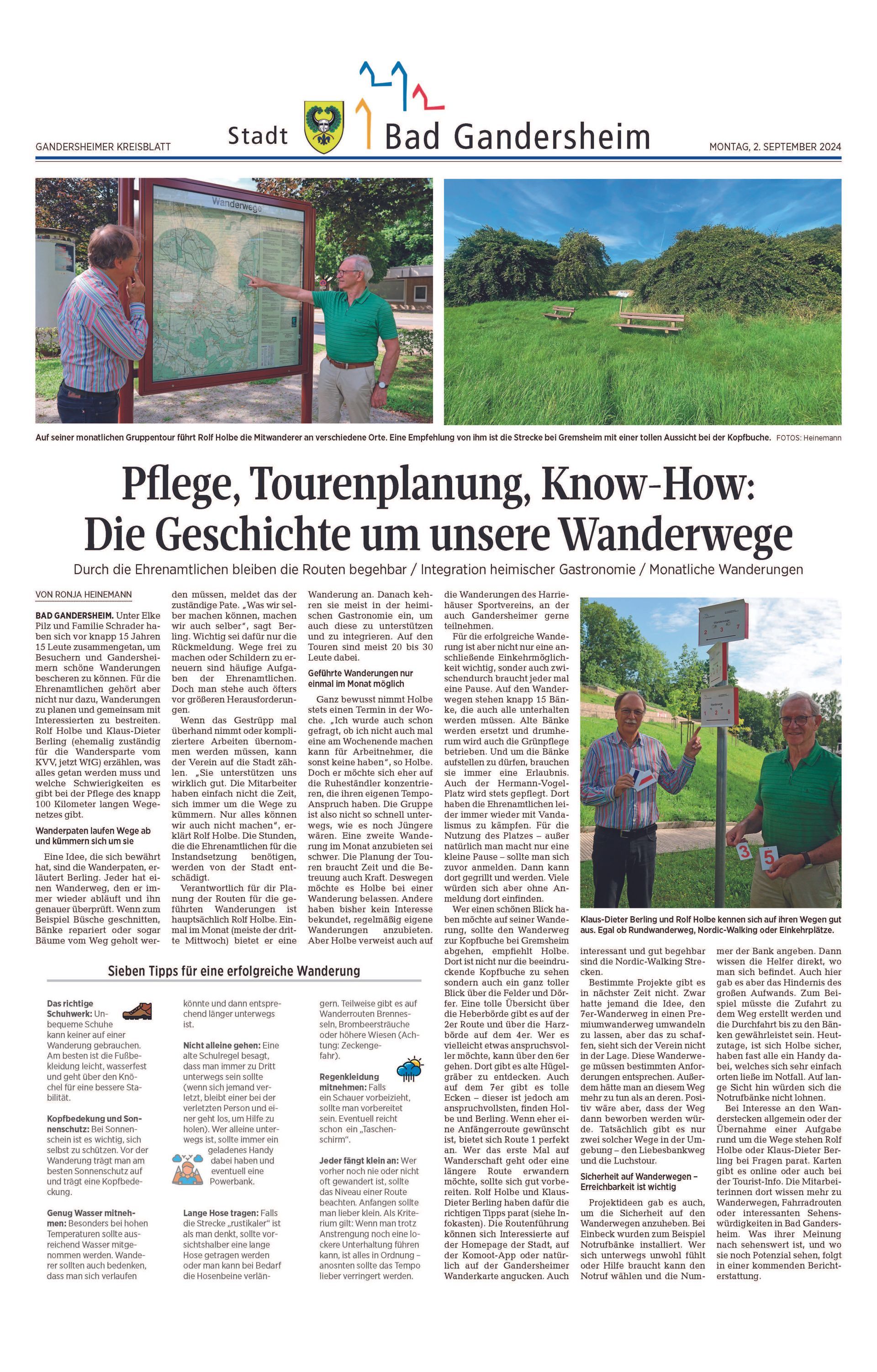Zeitungslayout mit Fotos und Text über die Wanderwege in Bad Gandersheim. Zwei Männer stehen neben einer Wanderkarte und einem Wegweiser.