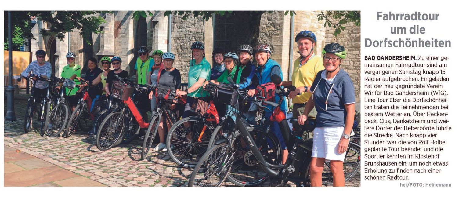 Eine Gruppe von Radfahrern steht vor einem Steingebäude. Sie tragen Helme.