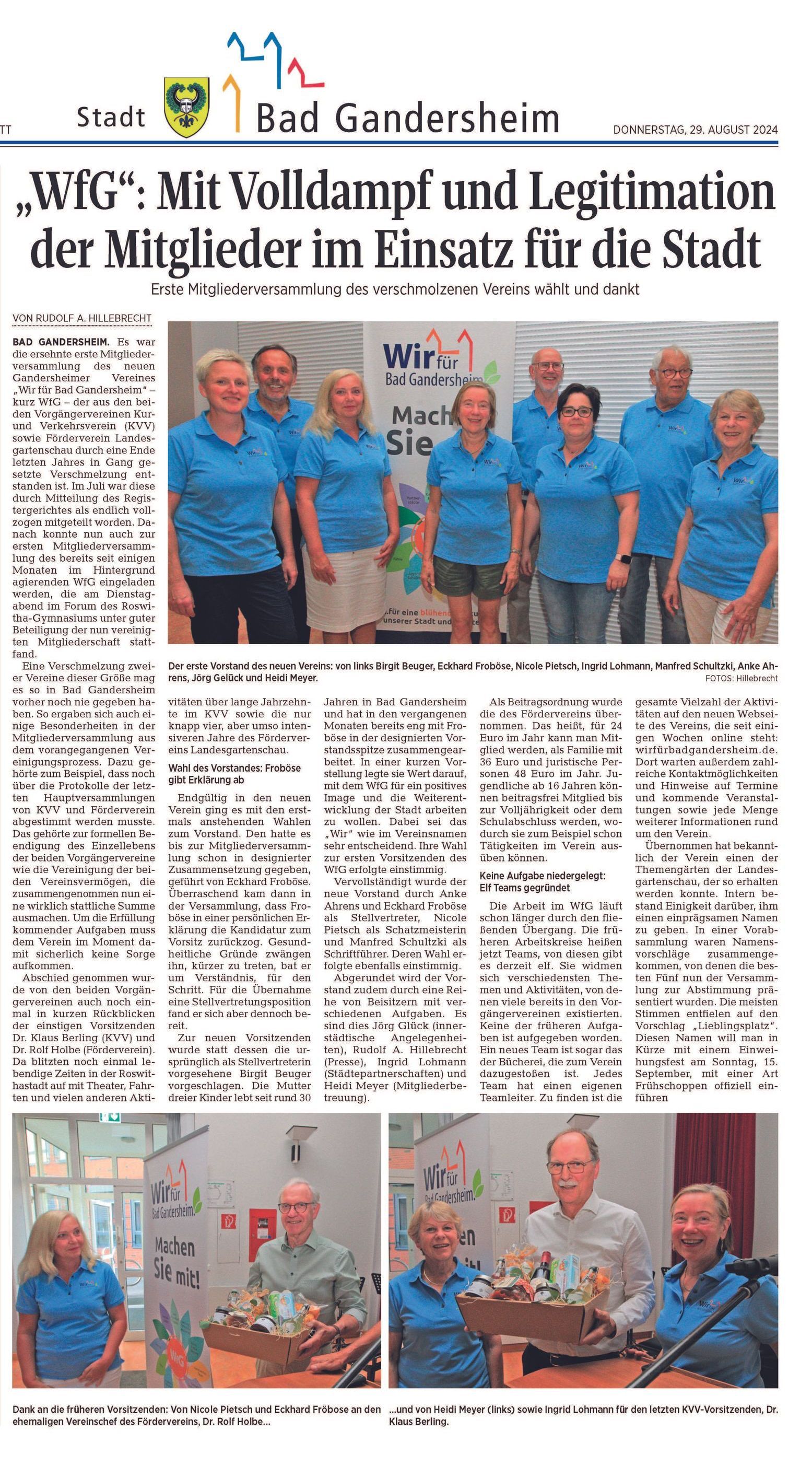 Zeitungsartikel mit einer Gruppe von Menschen in blauen Hemden und weiteren Bildern von Menschen in Innenräumen.