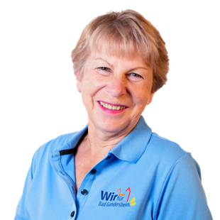 Lächelnde Frau in einem blauen Poloshirt mit Logo.