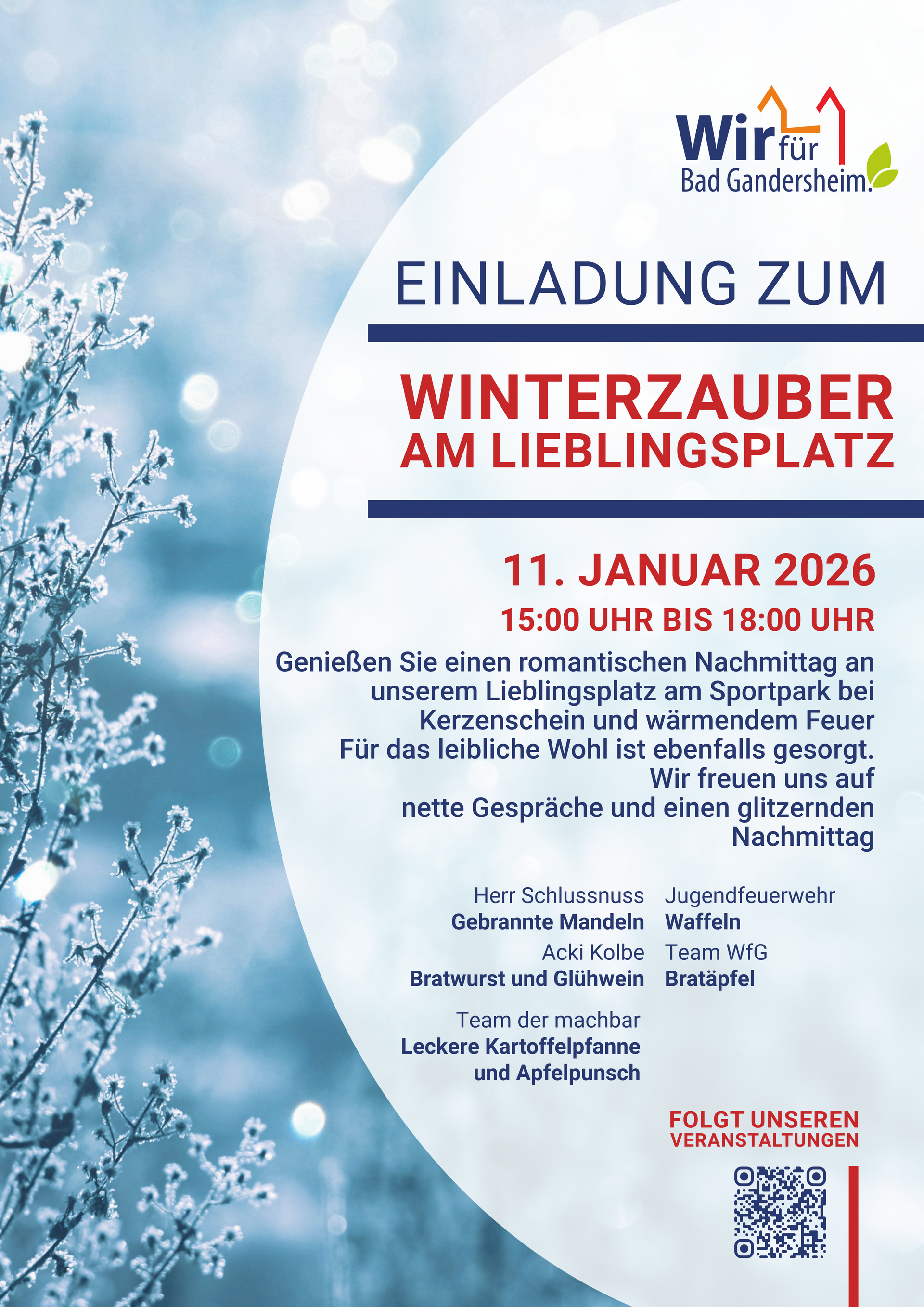 Menschen mit Fackeln gehen nachts auf einem schneebedeckten, beleuchteten Pfad.