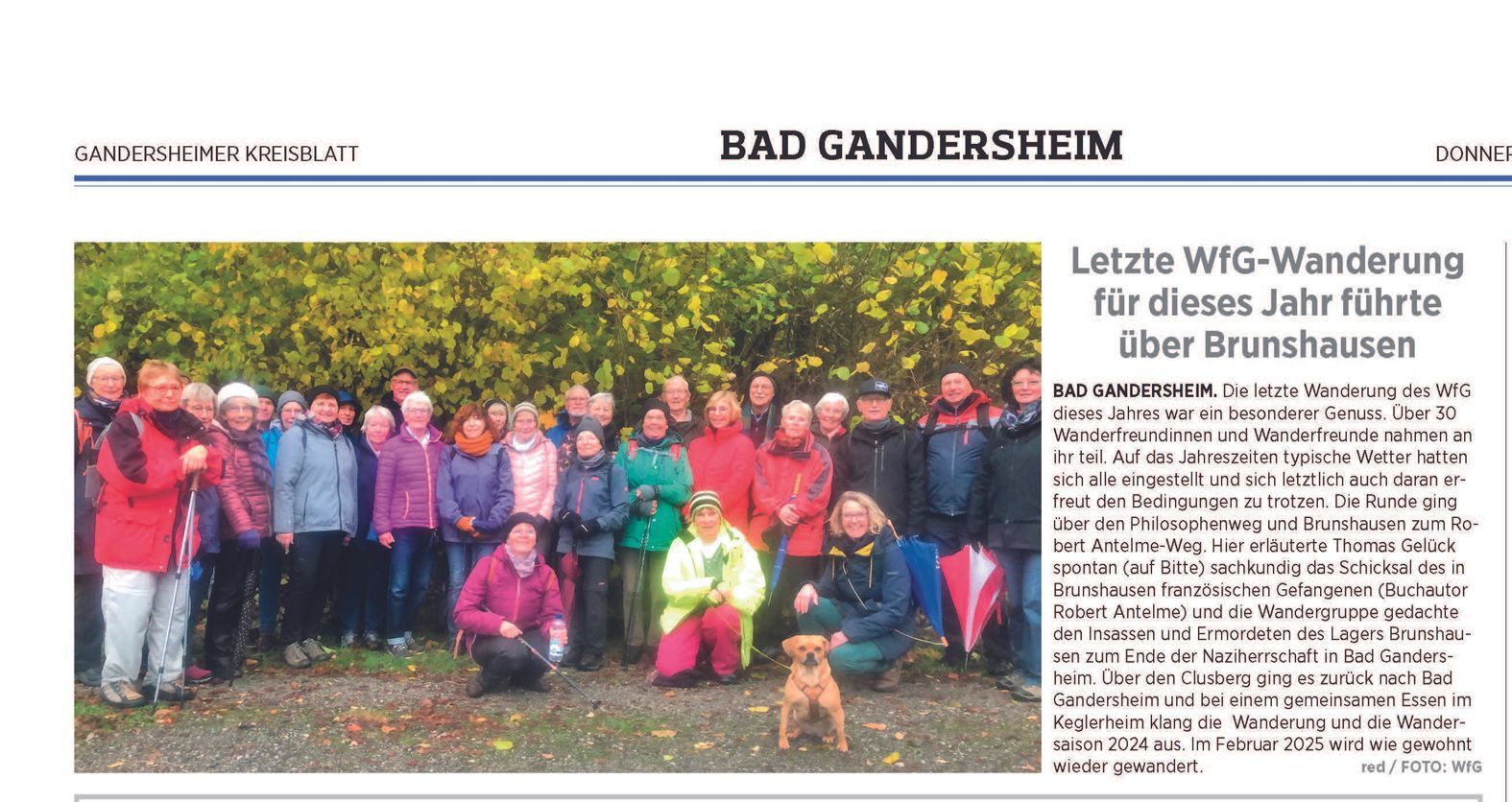 Eine Wandergruppe posiert für ein Foto. Im Freien, mit herbstlichem Laub im Hintergrund.
