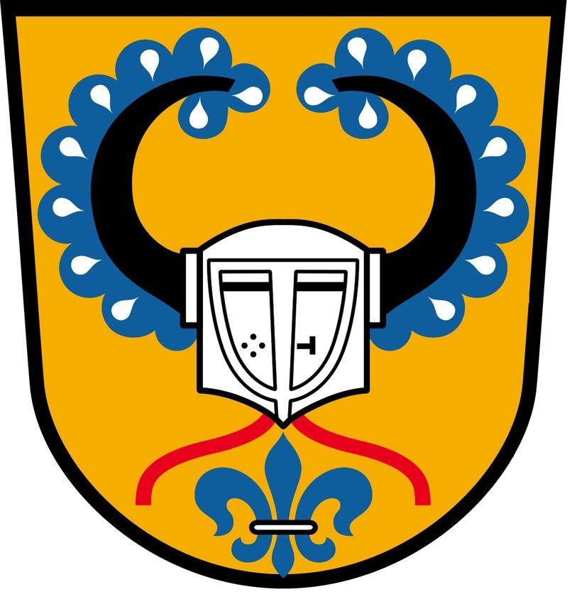 Wappen: gelber Grund, schwarze Hörner mit blauen und weißen Akzenten, weißer Helm, rote und blaue Lilie.