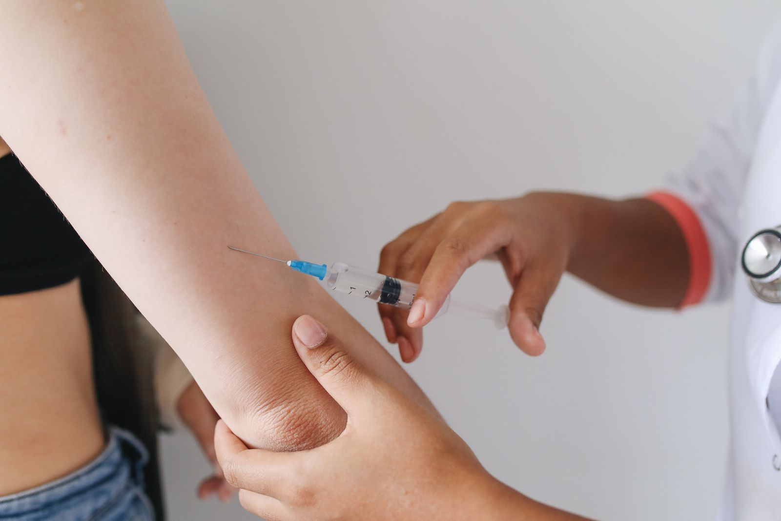 Aplicação de vacina no braço de um paciente