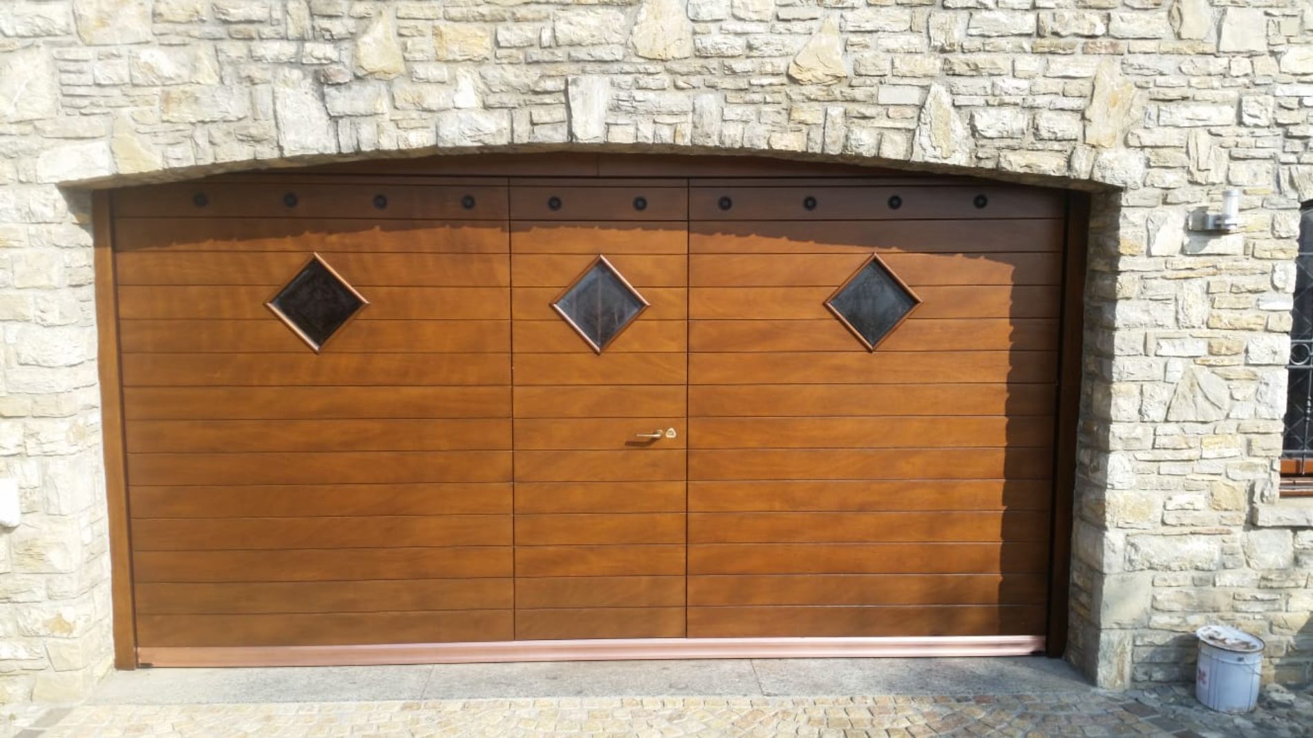 Porta in legno dopo la verniciatura