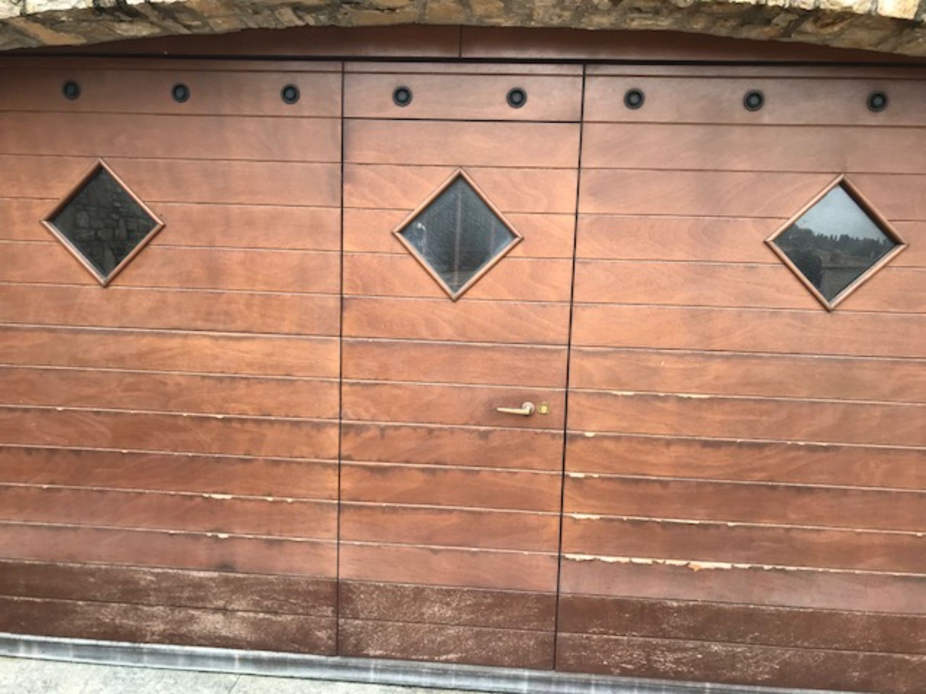 Porta con dettagli in vetro