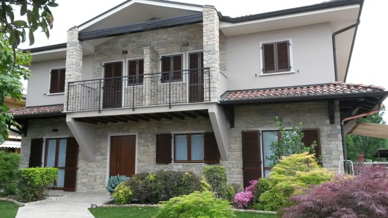 Casa con finestre in legno