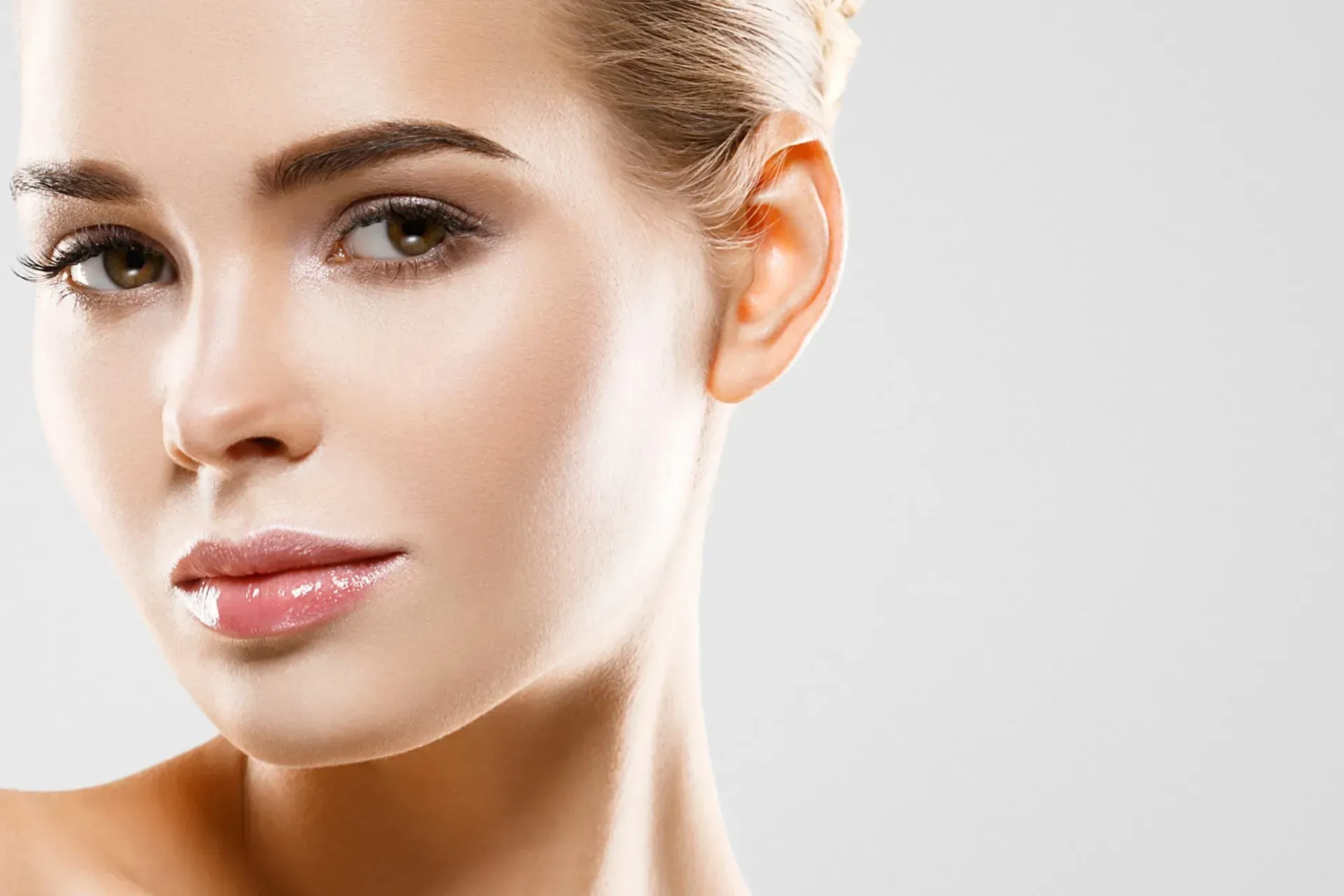Woman with smooth, glowing skin after Botox treatment in Tel Aviv – close-up of youthful, natural beauty results