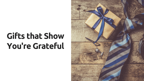 Gifts that show you 're grateful are displayed on a wooden table.