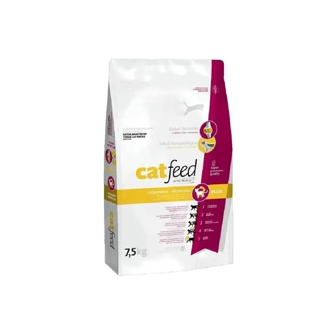 Bolsa de pienso para gatos blanca y magenta, 3,5 kg, sobre fondo liso.