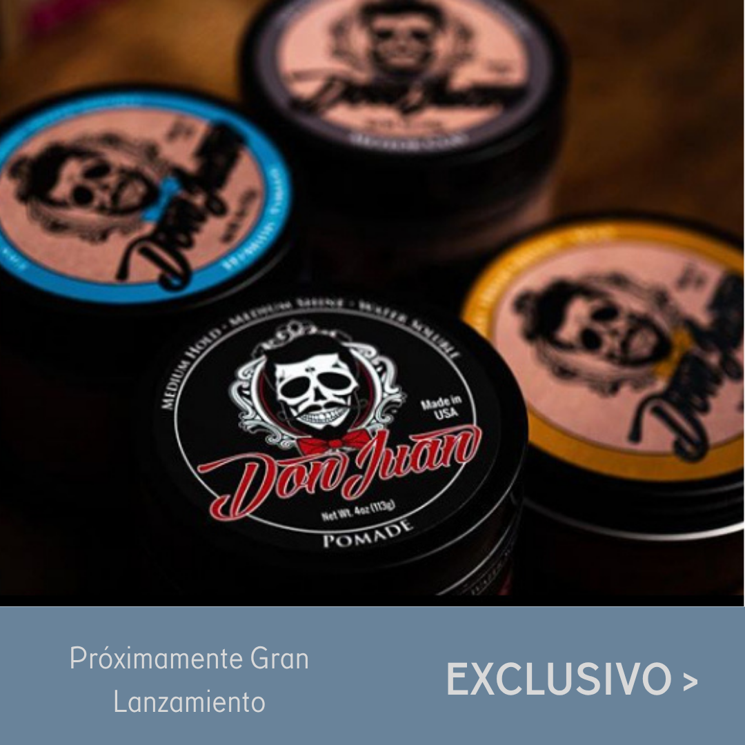 Tres latas de pomada con el logo de una calavera, con tapas negras, azules y doradas sobre un fondo oscuro.