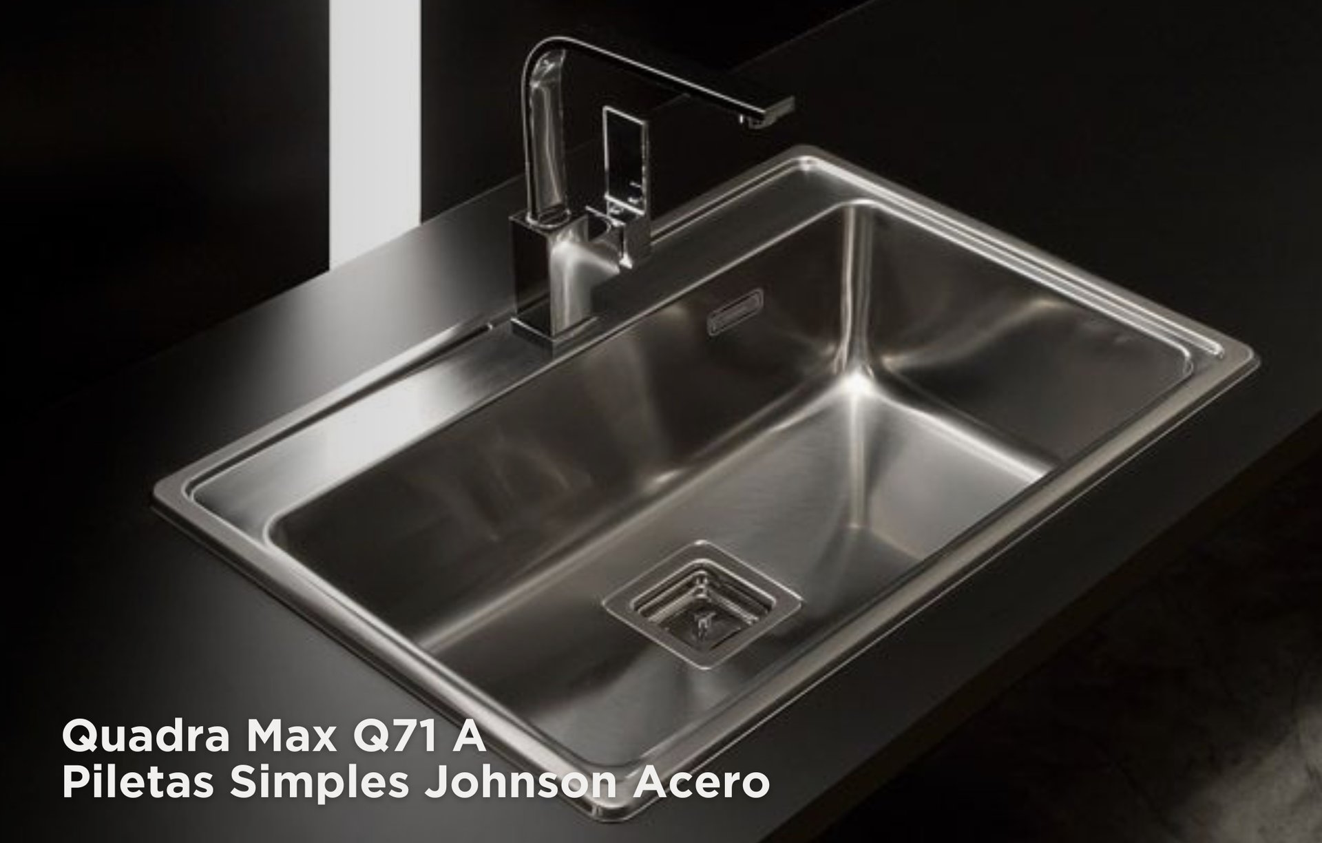 Fregadero de cocina de acero inoxidable con grifo y escurridor sobre una encimera oscura, con la etiqueta Quadra Max G71 A.