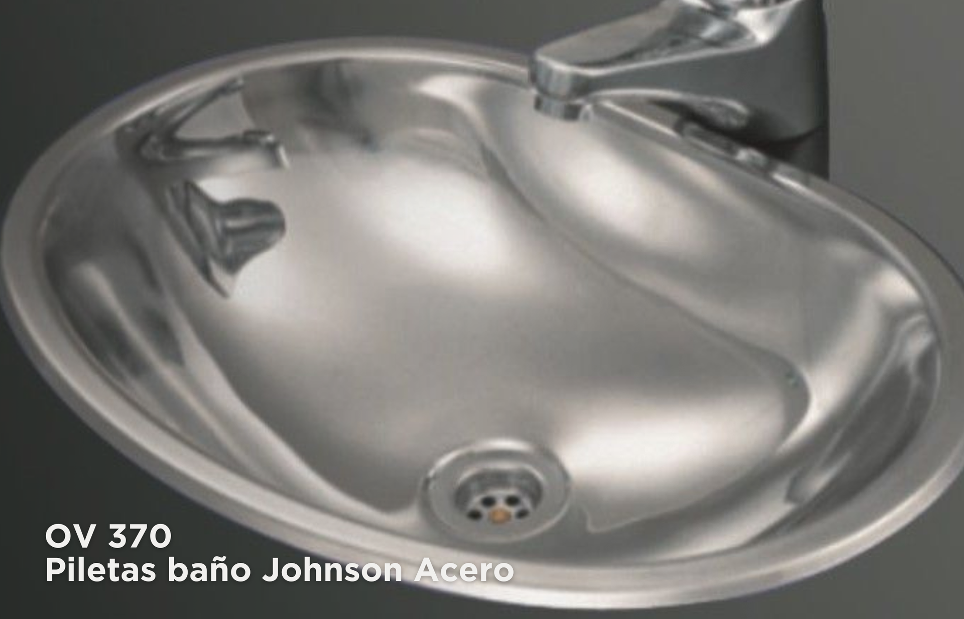Lavabo ovalado cromado con grifo, vista frontal