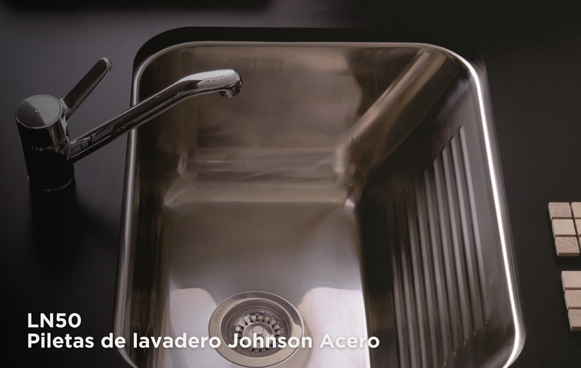 Fregadero de cocina cromado con grifo y texto superpuesto: “LN50 Pilletas de lavadero Johnson Ace®”