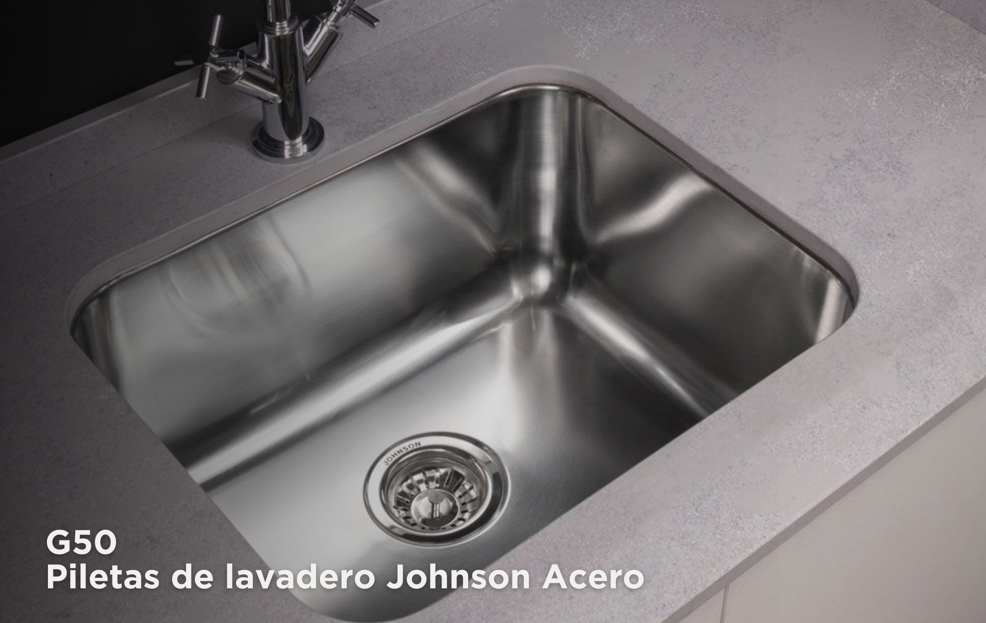 Acero G50, pileta de cocina rectangular brillante con grifo, empotrada en mesada gris.