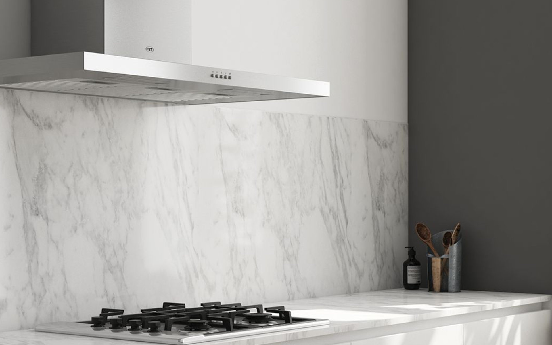 Cocina moderna con salpicadero de mármol, encimera blanca, placa de gas, campana extractora y soporte para utensilios.