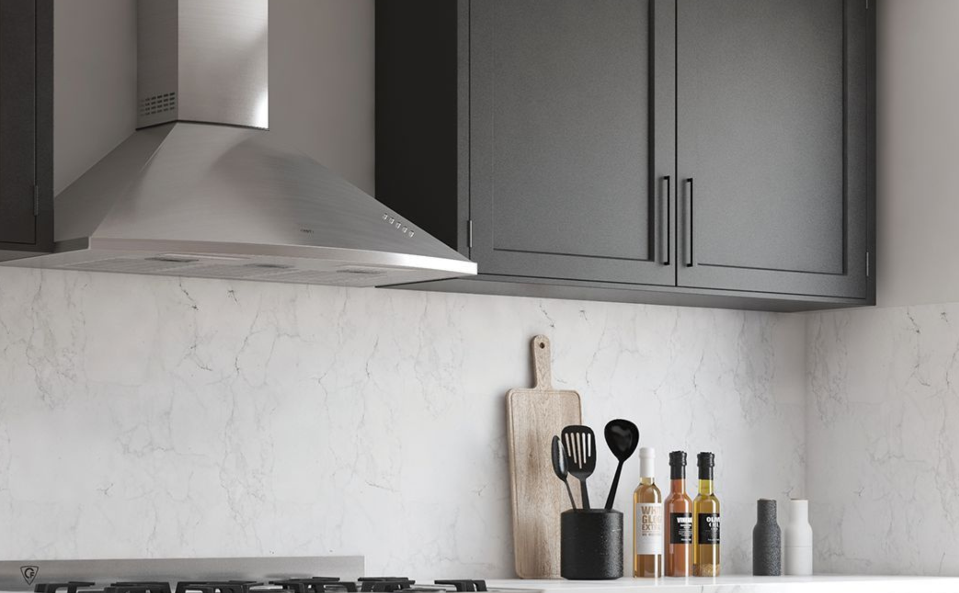 Cocina moderna con gabinetes grises, campana extractora de acero inoxidable y una encimera para utensilios y botellas.