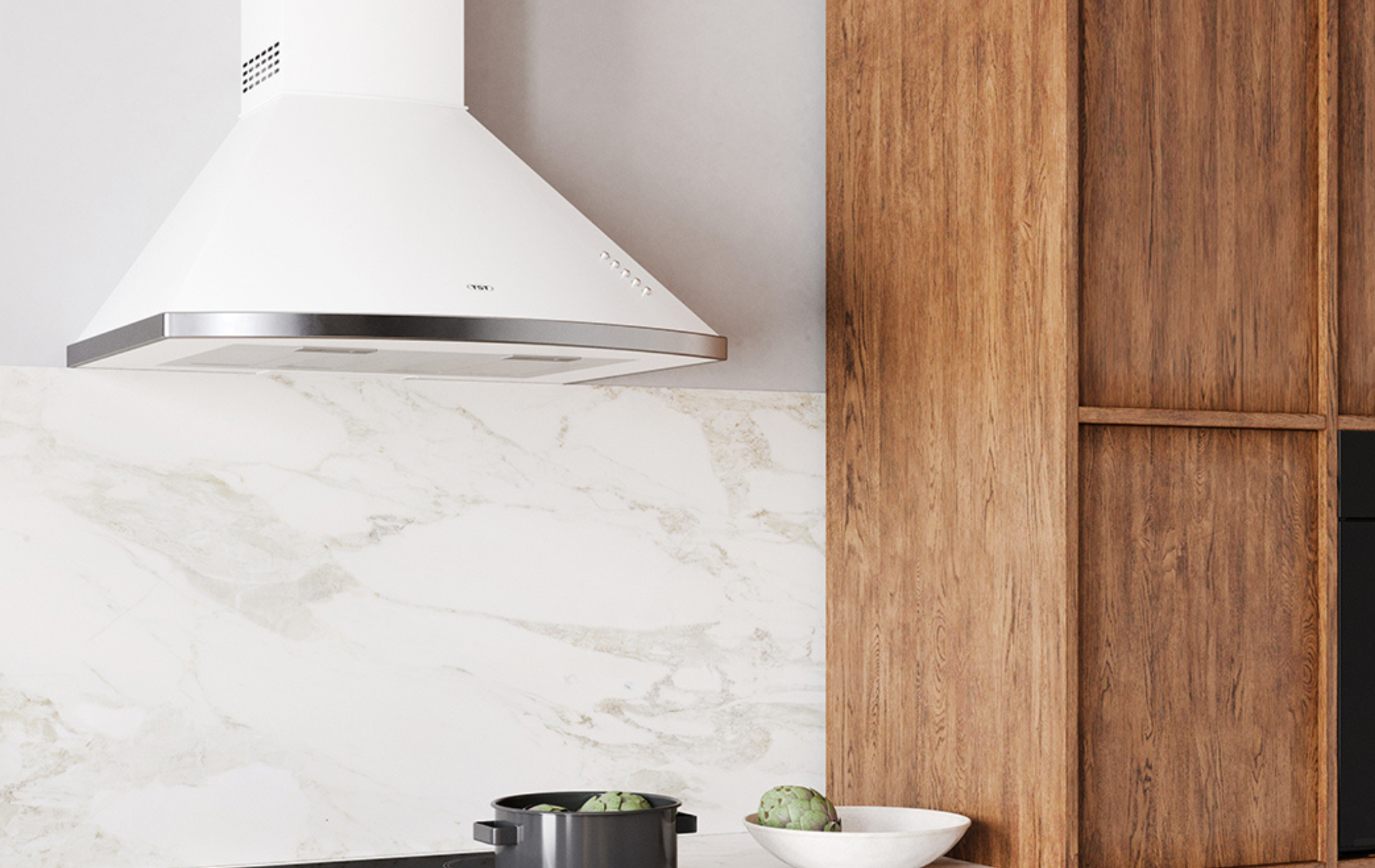 Cocina moderna con campana extractora blanca, salpicadero de mármol y armarios de madera.
