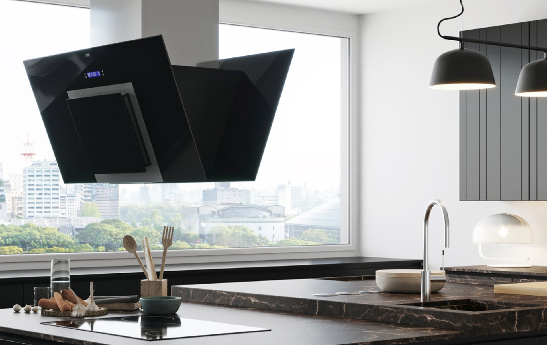 Cocina moderna con campana extractora negra sobre la placa de cocción e isla, ventana luminosa y lámparas colgantes.