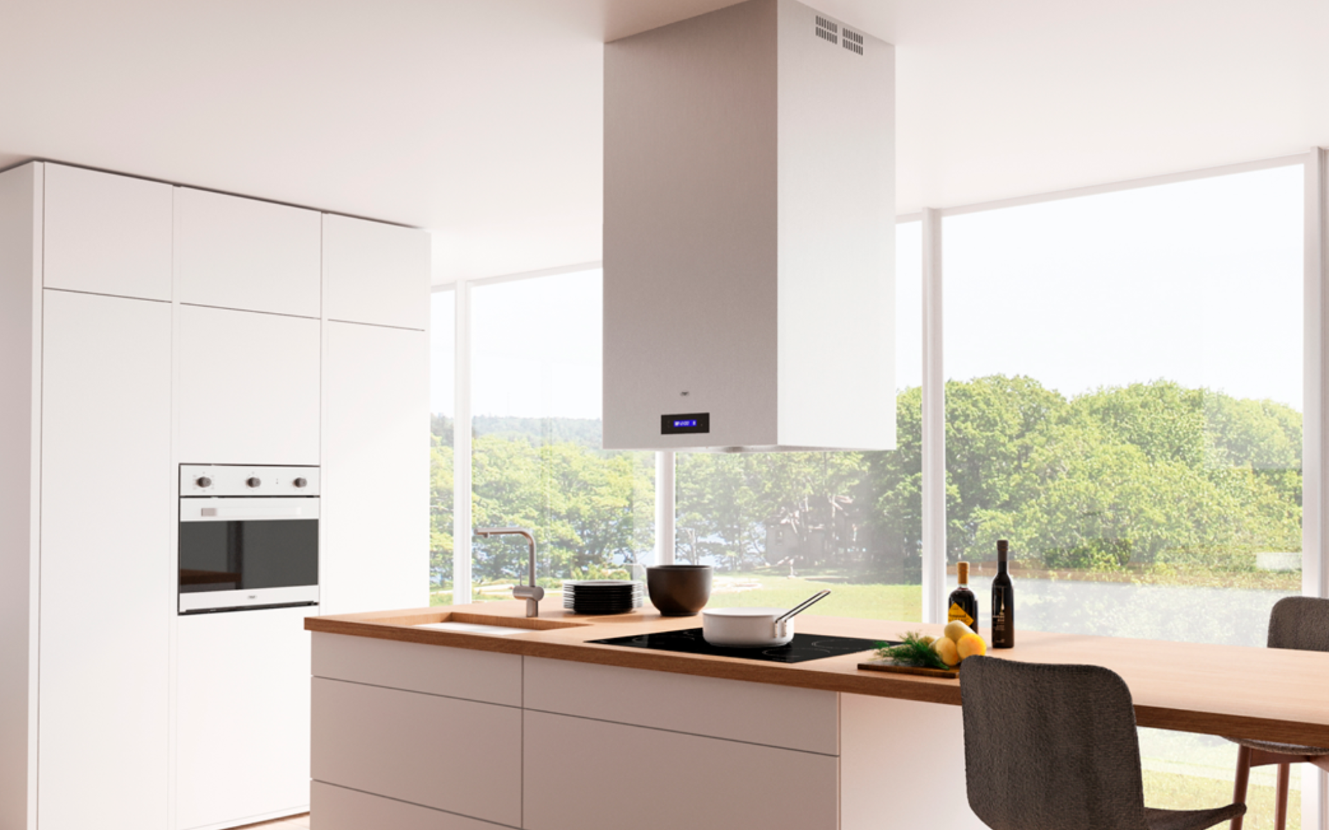 Cocina moderna con armarios blancos, isla de madera y grandes ventanales con vistas a la vegetación.