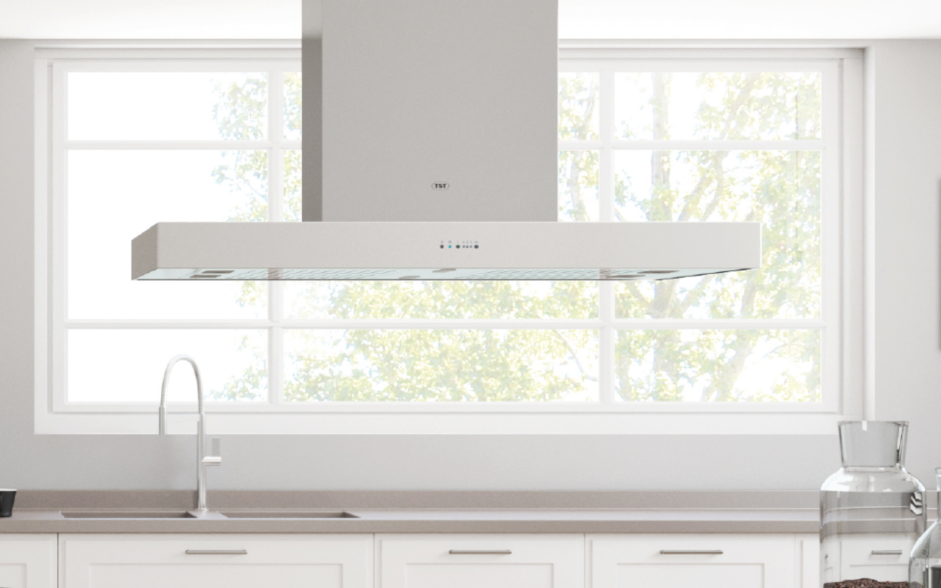 Cocina moderna y luminosa con una gran ventana, armarios blancos, fregadero y campana extractora de acero inoxidable.