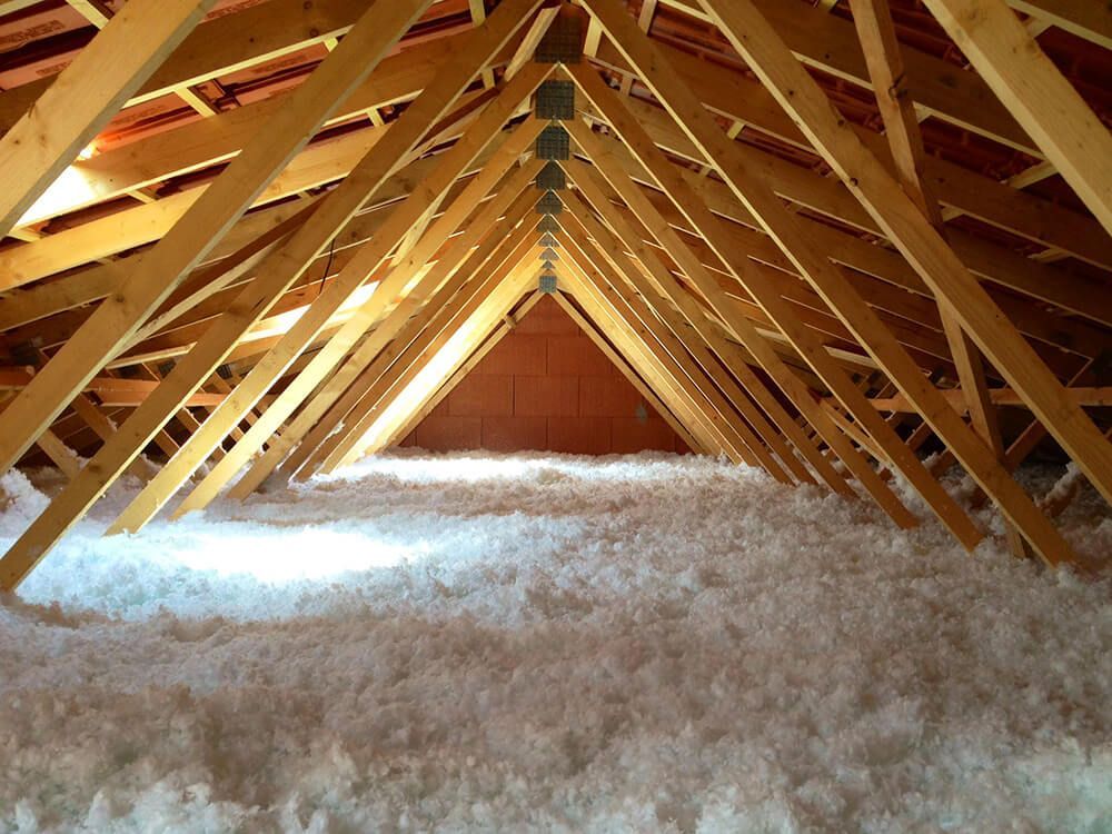 Grenier avec charpente en bois et isolation.