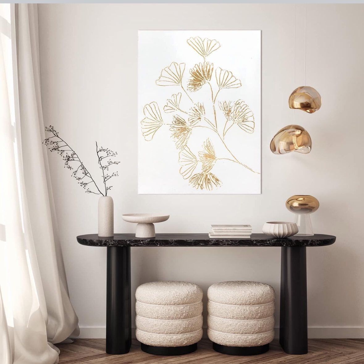Ingresso con consolle, opere d'arte dorate e lampade a sospensione. Due pouf beige in basso. Tende bianche a sinistra.