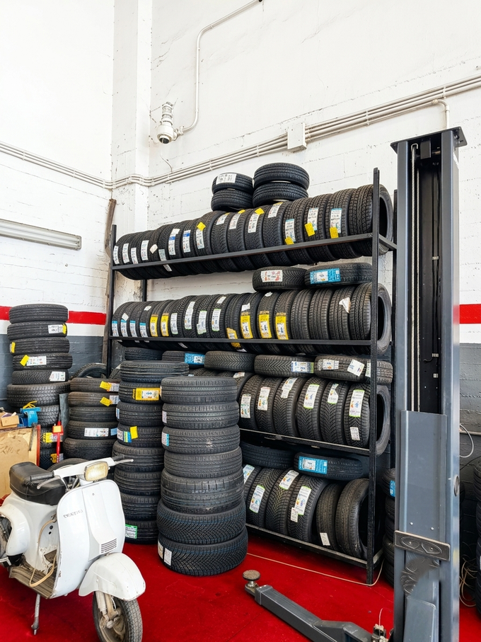 Pneumatico nero per auto con battistrada invernale profondo su sfondo scuro