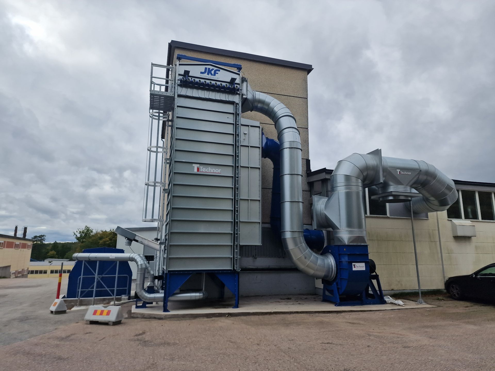 Komplet udsugningsanlæg bestående af filter og ventilator inkl. ringledning og spåncontainer