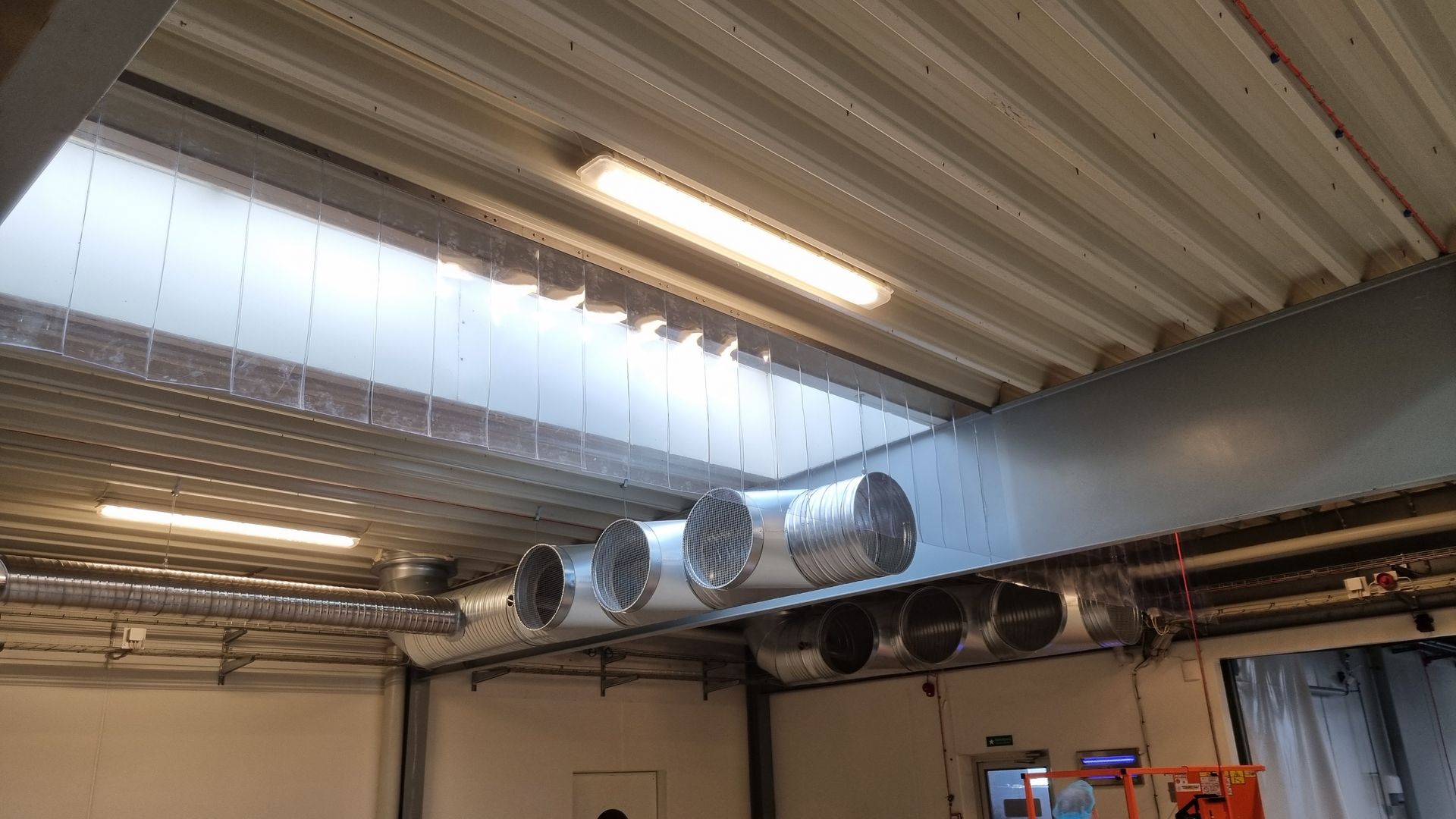 Rumventilation i ny produktionshal, som tidligere har været lager