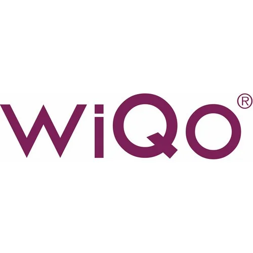 Logo WiQo in testo viola scuro su sfondo bianco.