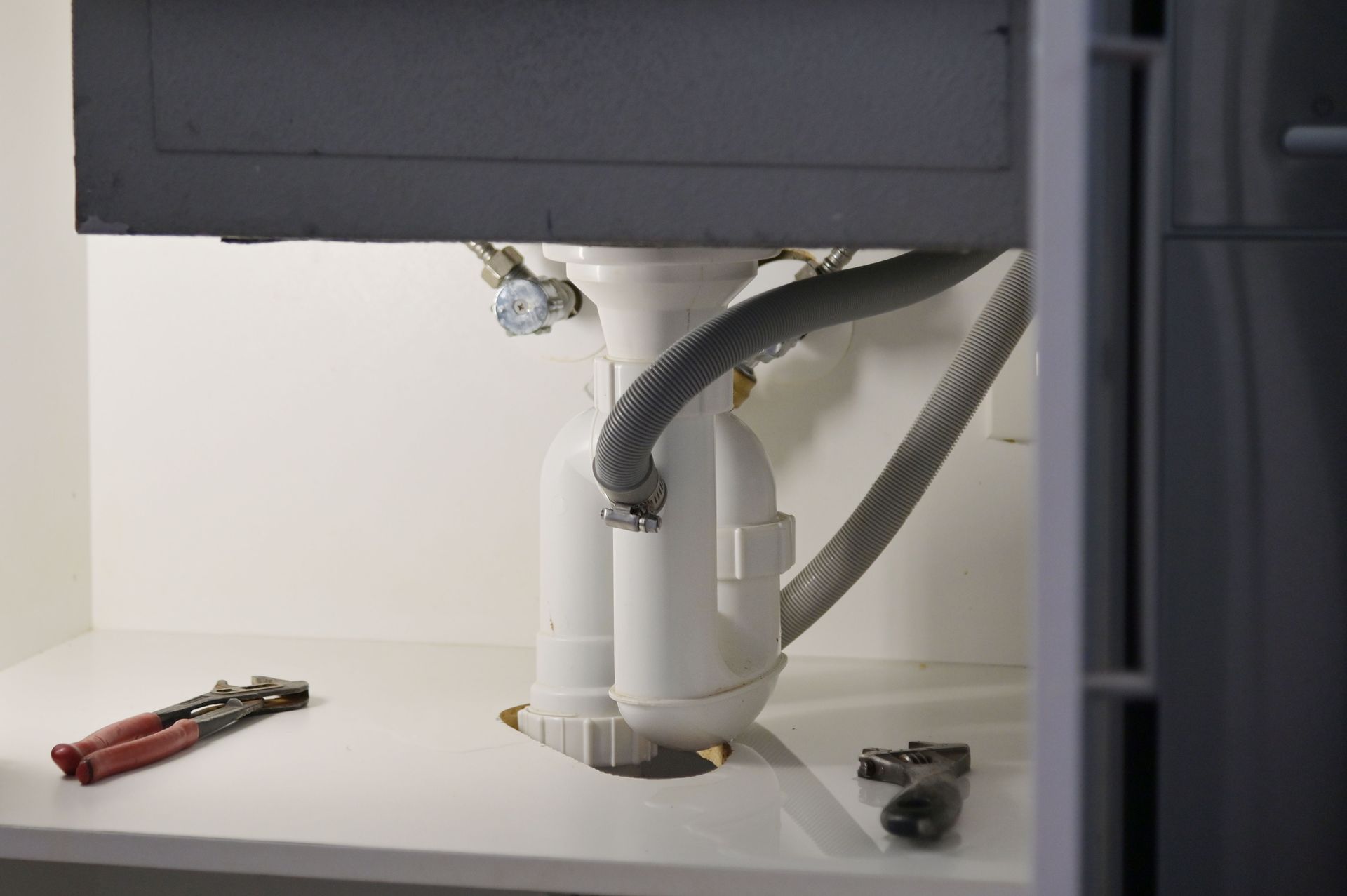 Isolate mains water supply when plumbing emergencies happen in Adelaide