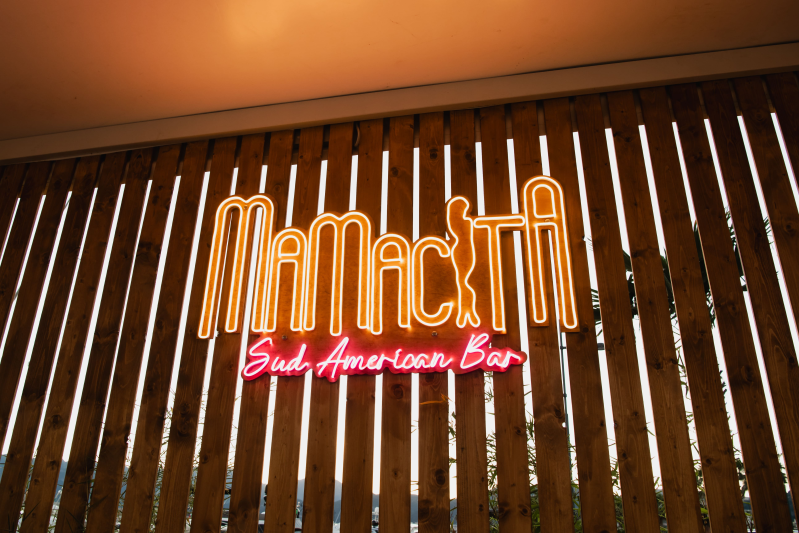 Insegna al neon con le scritte