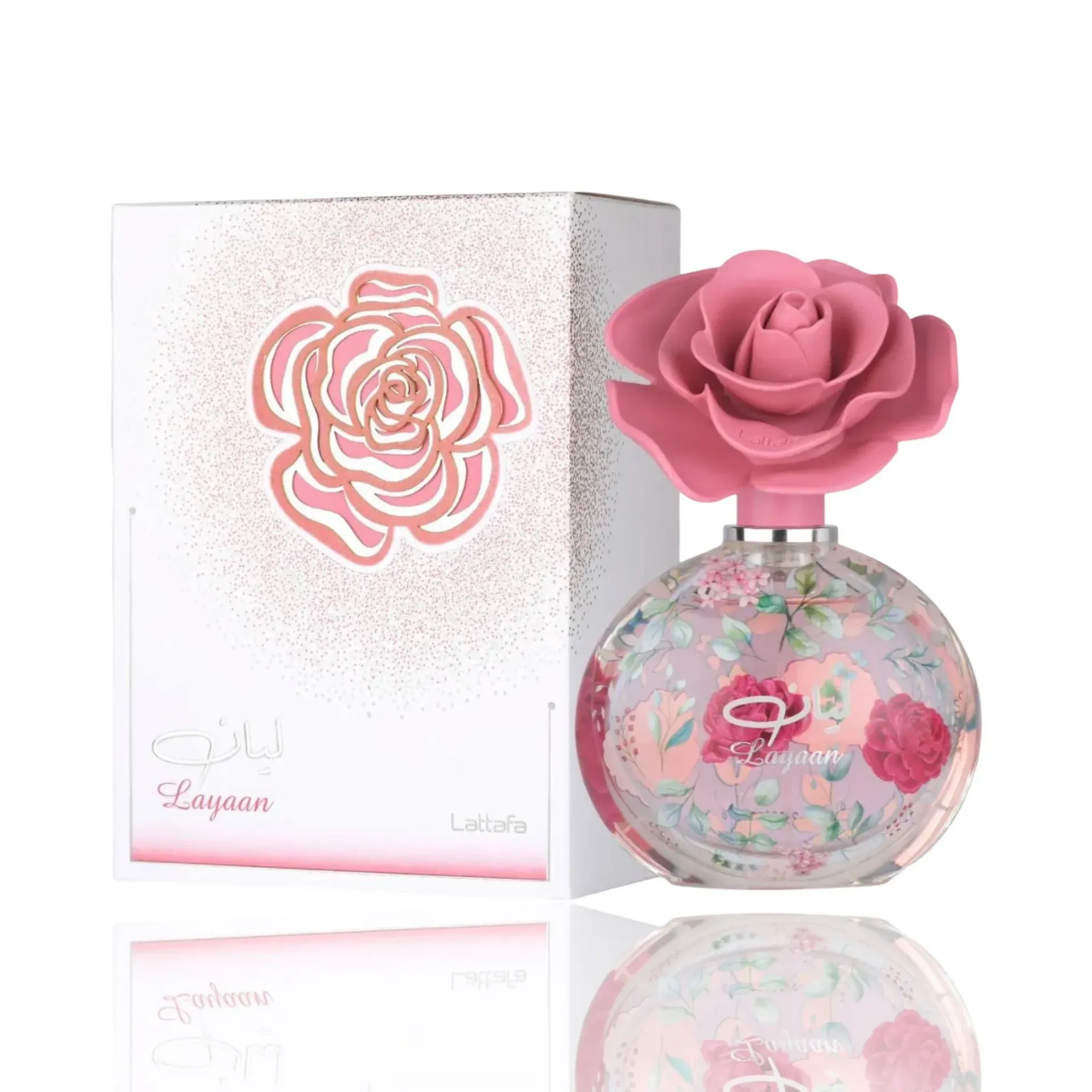 Parfumflesje met een roze rozendop en bloemenmotief, naast een bijpassende doos.