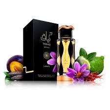 Zwarte parfumdoos en -fles met bloemen- en fruitarrangement.