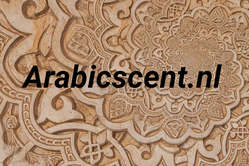 Een rijkversierde achtergrond van steenhouwwerk met de tekst van de website Arabicscent.nl.