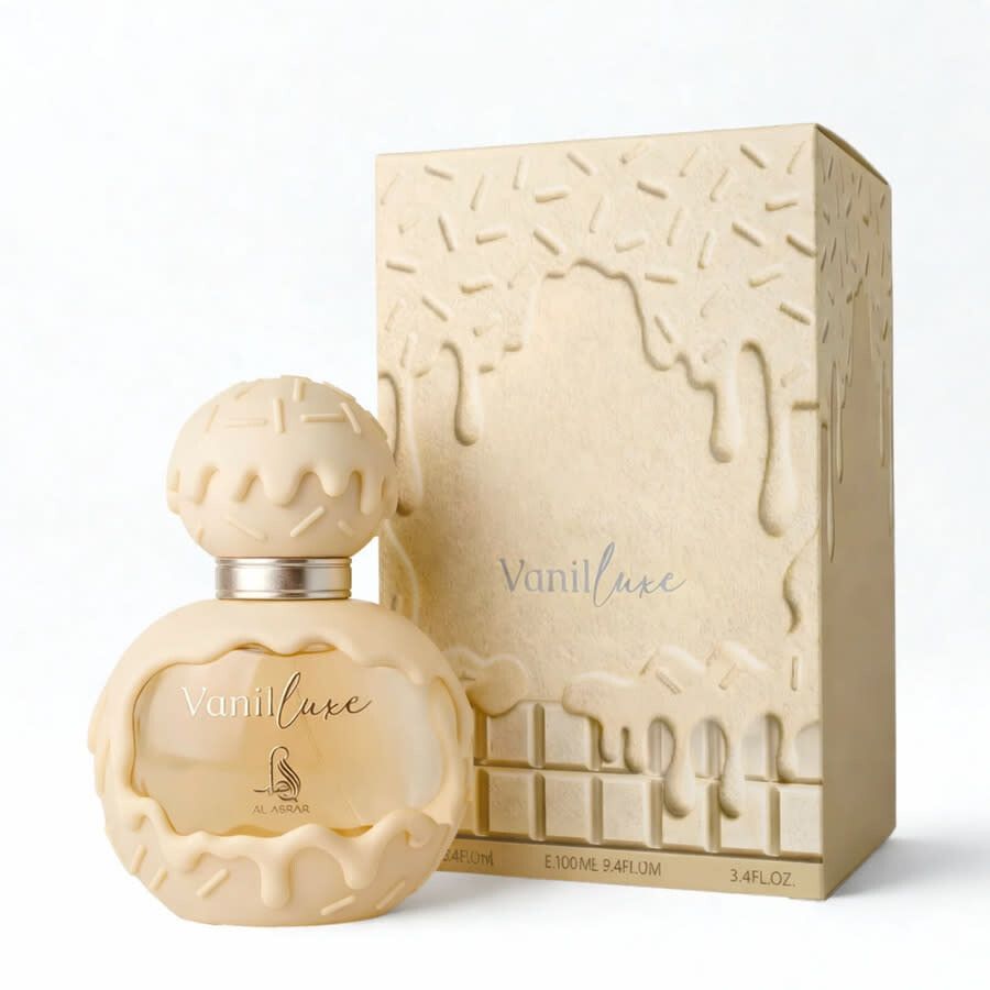 Parfumflesje met vanillegeur, versierd met taartelementen en vanillebonen op een beige achtergrond.