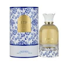 Parfumflesje Lattafa met gele vloeistof, omringd door bloemen en een kokosnoot, tegen een blauwe achtergrond.