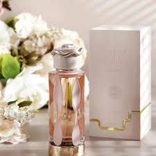 Parfumflesje met de top-, midden- en basisnoten op een bruine achtergrond, met de ingrediënten eromheen.